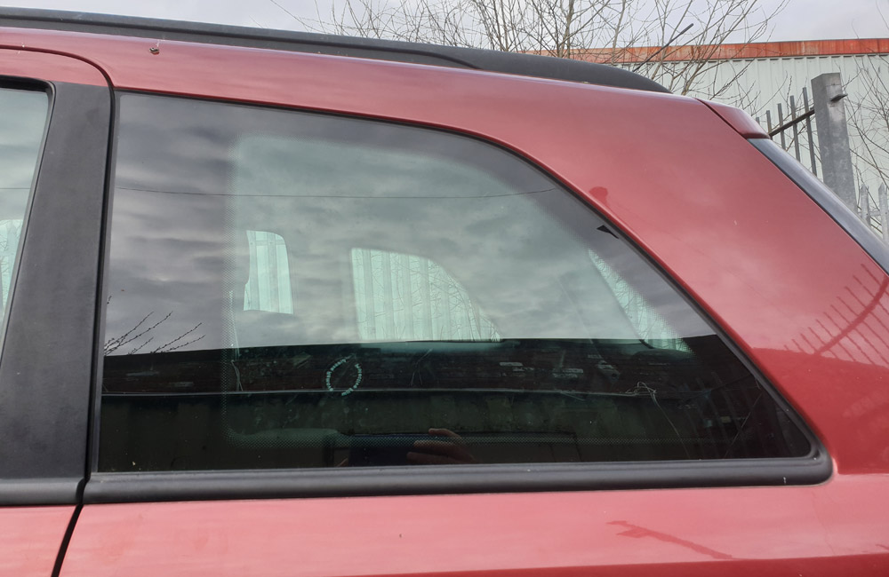 Vauxhall Zafira Club 16V Quarter window glass passenger side rear
